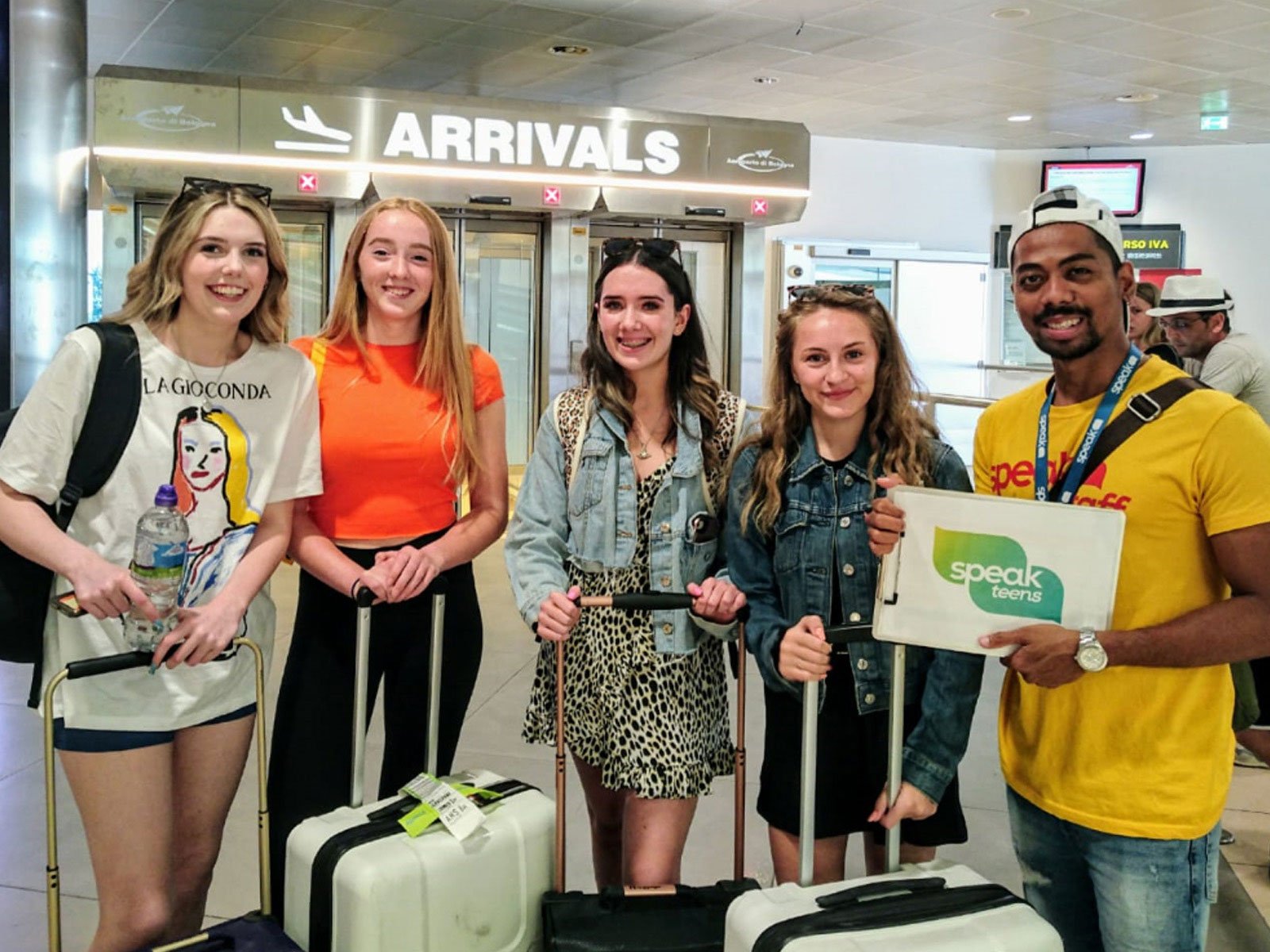 Un gruppo di teen Anglos accolte in aeroporto da nostro Speak Transfer Team
