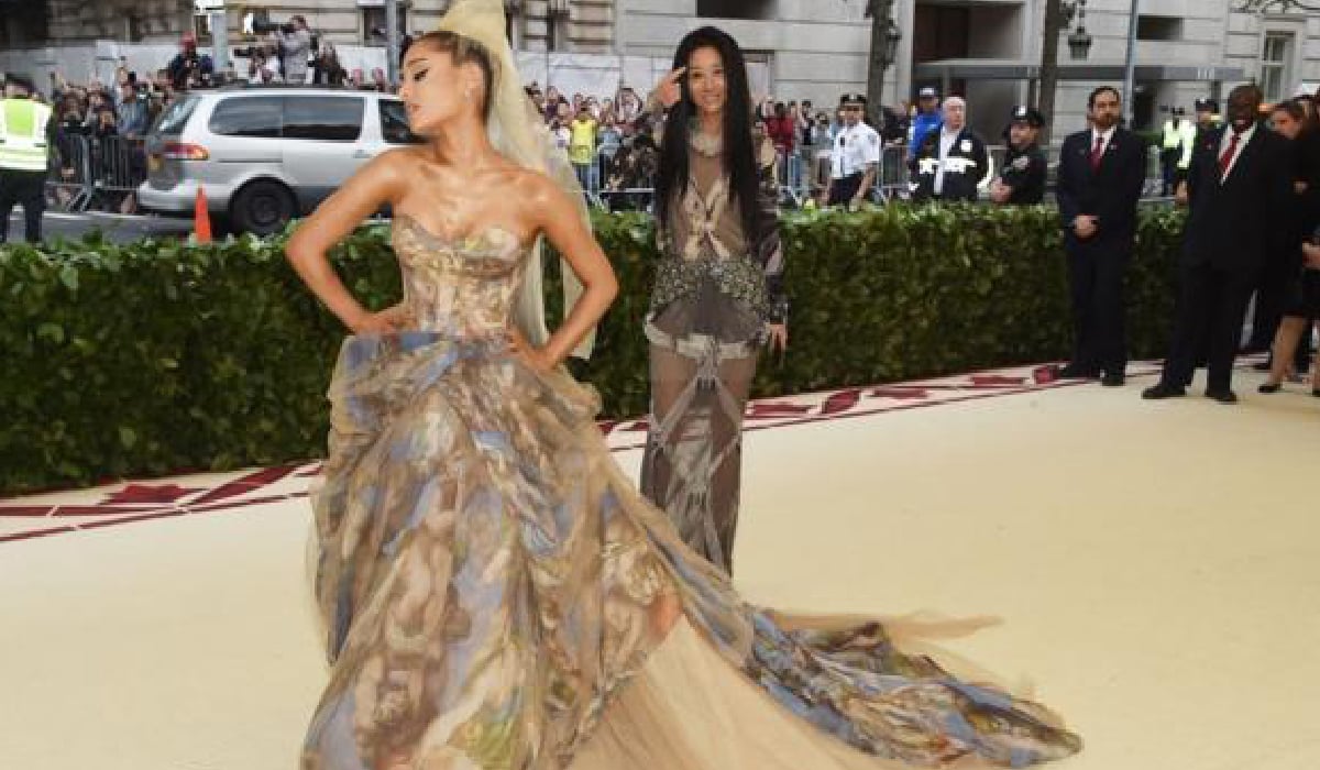 Ariana Grandeindossa un abito ispirato alla Cappella Sistina