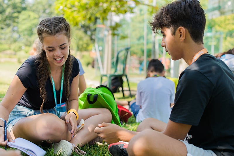Ragazzi-che-conversano-su-un-prato