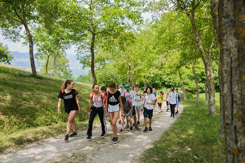 un passeggiata tra i sentieri del parco delle foreste casentinesi durante un'escursione dell'English summer camp