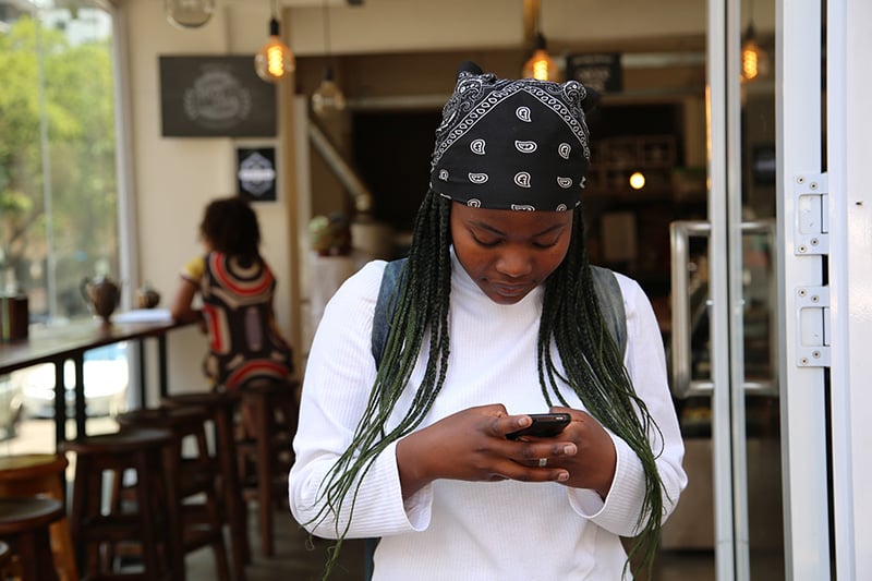 ragazza-che-consulta-lo-smartphone
