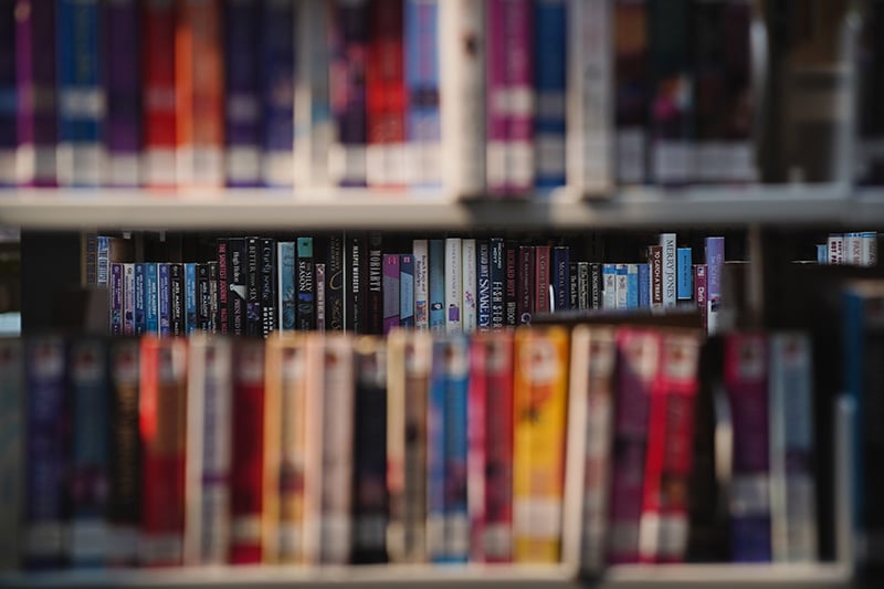 uno-scaffale-pieno-di-libri