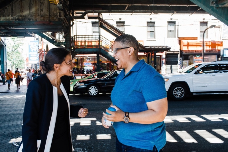 Alexandria Ocasio-Cortez parla con un cittadino in strada a New York