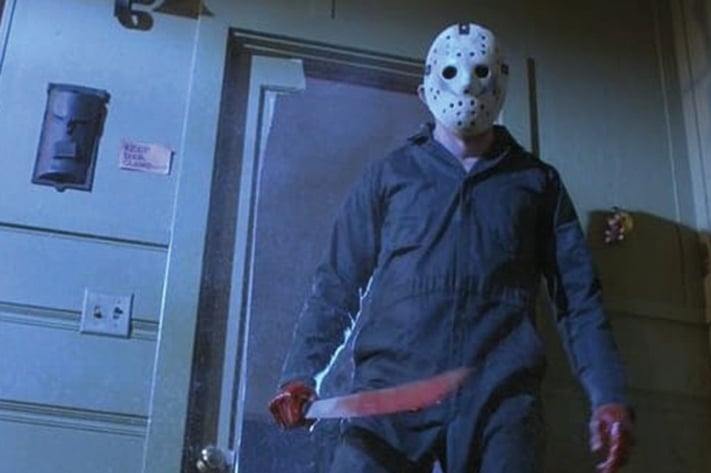 Jason Voorhees indossa la sua iconica maschera da hockey