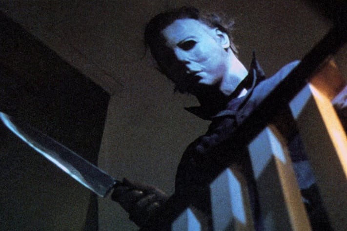 Il personaggio protagonista di Halloween, Michael Myers, è pronto a colpire in una scena del film