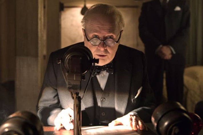 Gary Oldman interpreta Winston Churchill in L'ora più Buia (Darkest Hour)