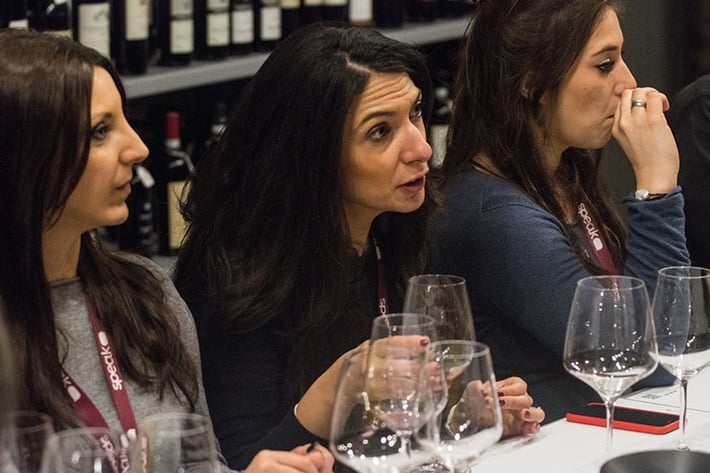 Silvia conversa durante la degustazione di vino a Neive