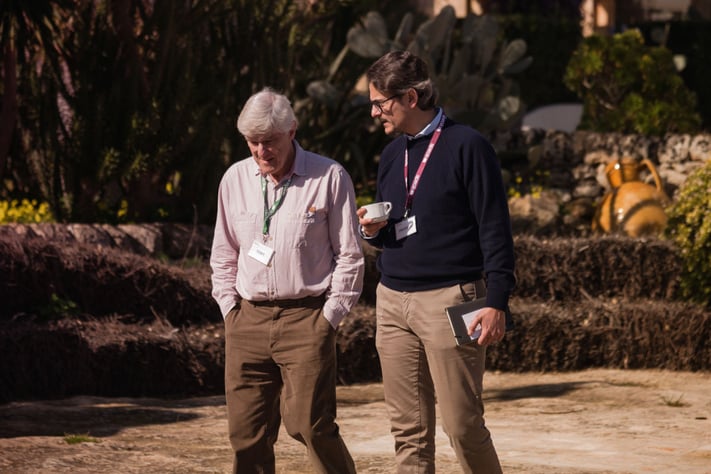 Tony passeggia conversando in inglese durante una sessione One-to-One di Speak