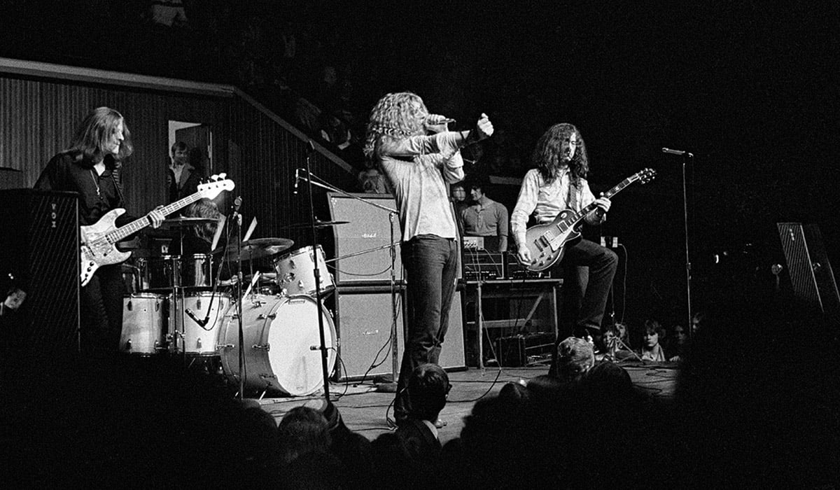 Led Zeppelin durante un loro live