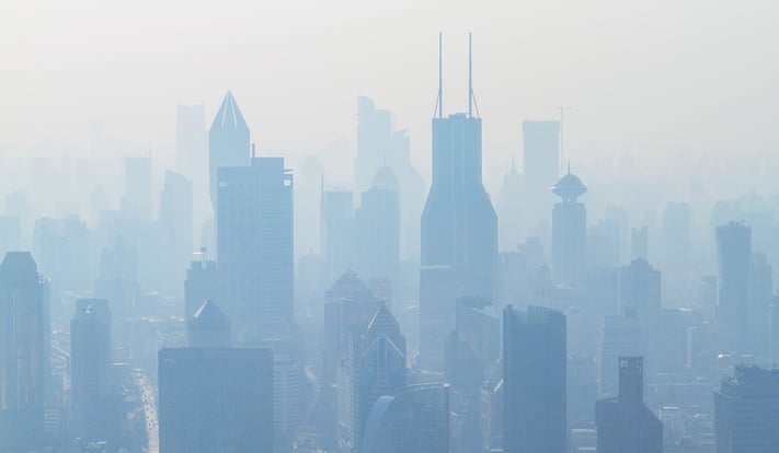 L'inquinamento  è visibile tra i grattacieli delle metropoli