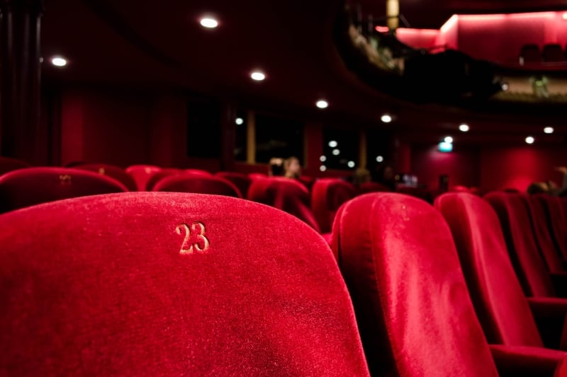Poltrone numerate di velluto rosso in un cinema