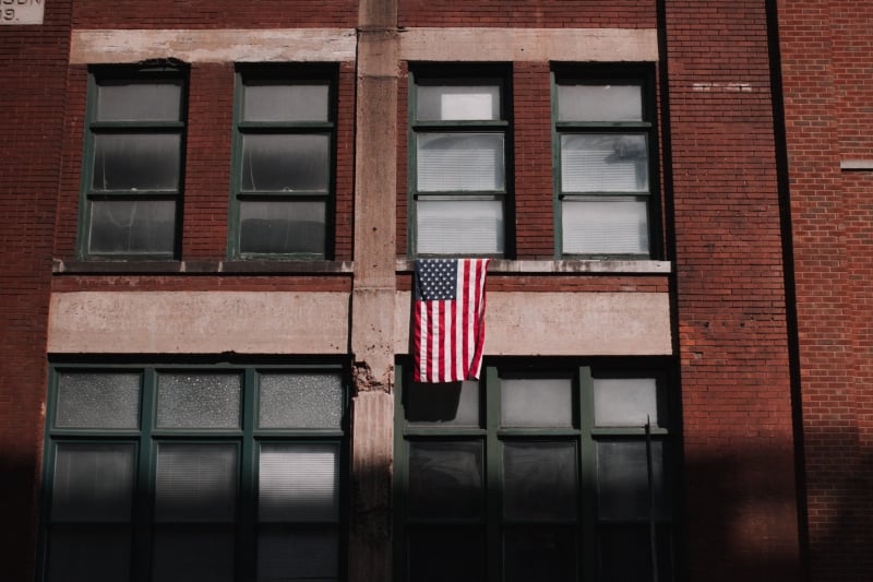 Bandiera americana esposta su un palazzo