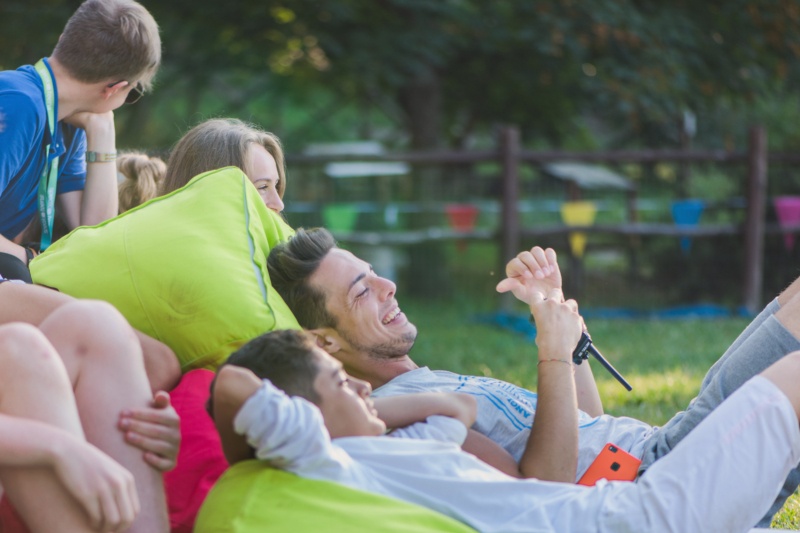 Un momento di relax. Ragazzi e staff Speak Teens si riposano sul prato