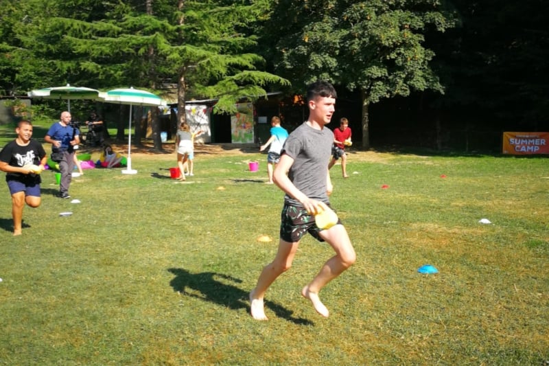 Gavan corre durante una gara delle Water Olympics del campo estivo di Speak Teens