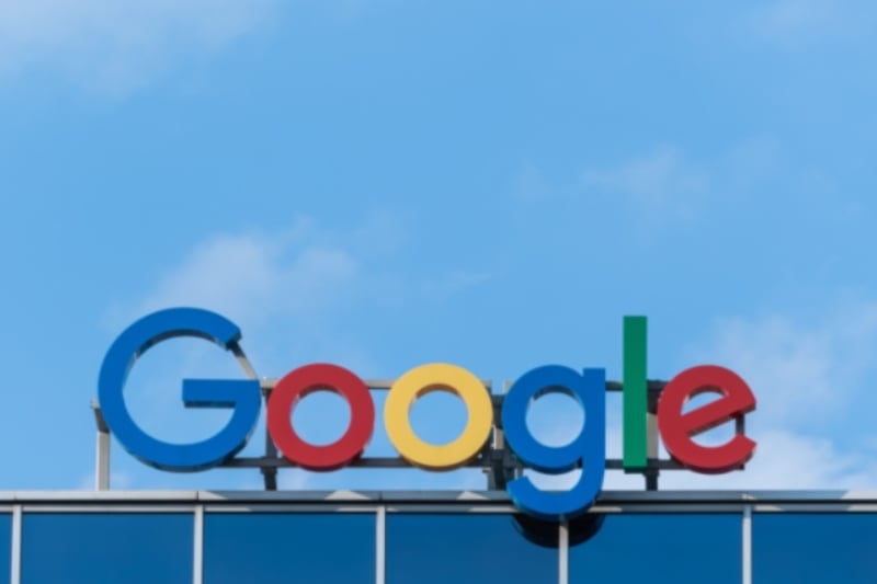 Il logo google in cima all'edificio dei loro uffici
