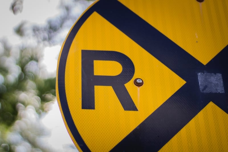 Un cartello stradale con la lettera R