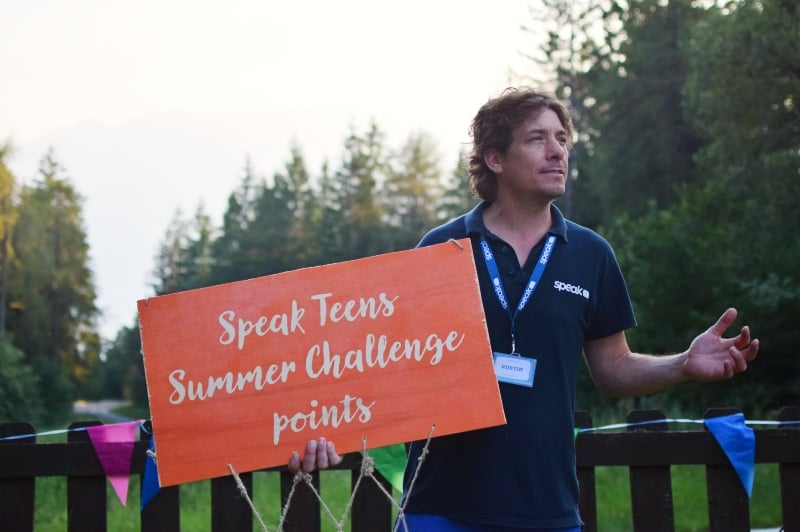 Il  Camp Director Rustin, spiega il sistema dei Challenge Points