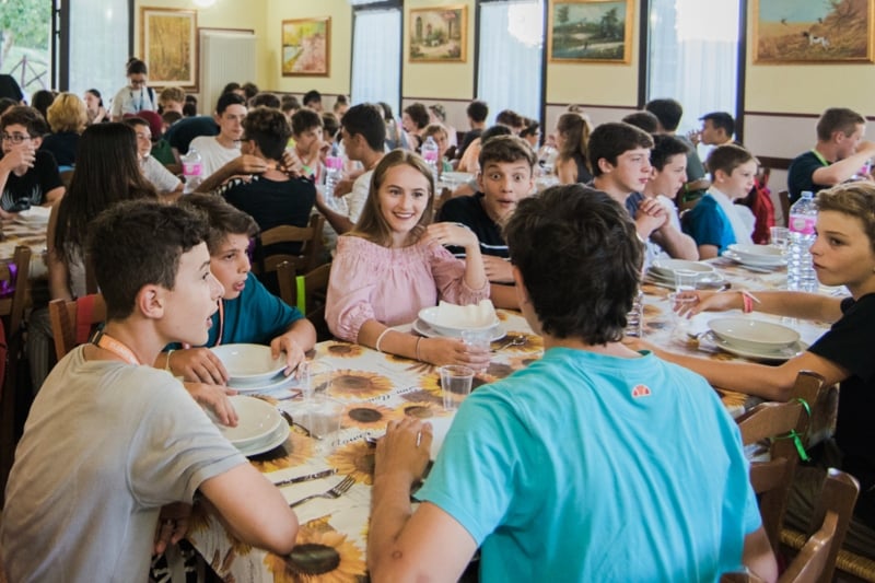Anche durante il momento del pranzo la conversazione in inglese continua agli Speak Teens Summer Camps