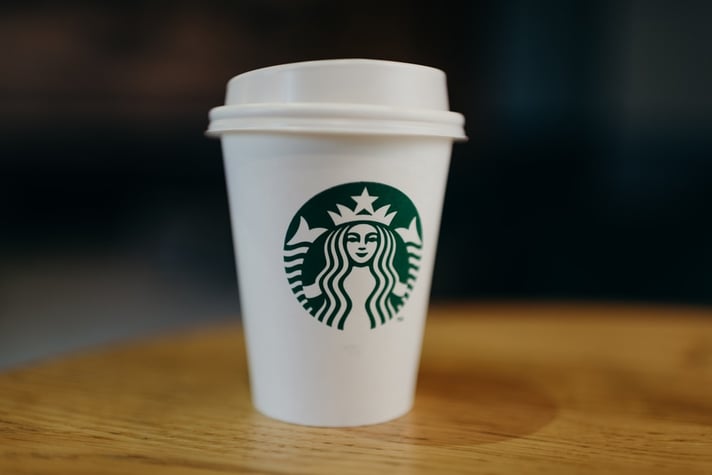 Un tazza di caffè di Starbucks poggiata su un tavolo