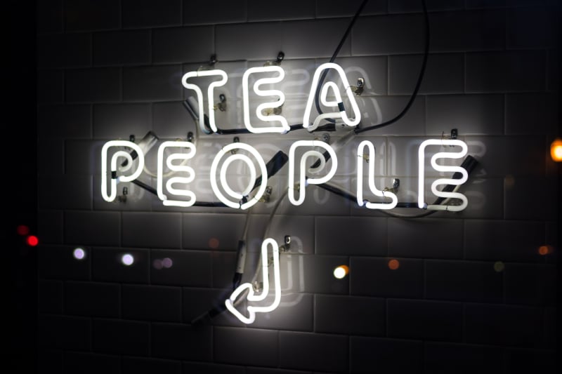 Insegna al neon con scritto Tea people (persone pettegole)