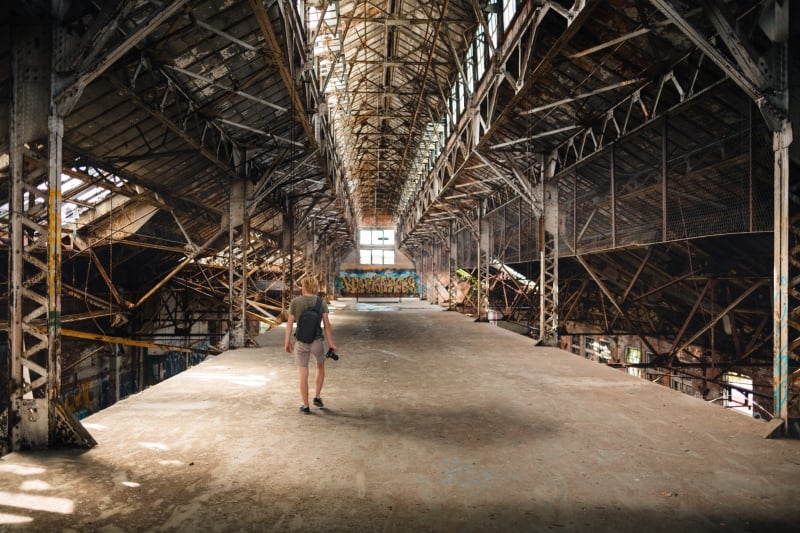 Un fotografo esplora un magazzino abbandonato (abbandoned warehouse)