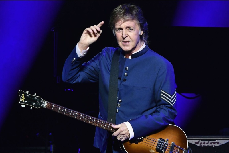 Paul McCartney con il suo basso durante un concerto