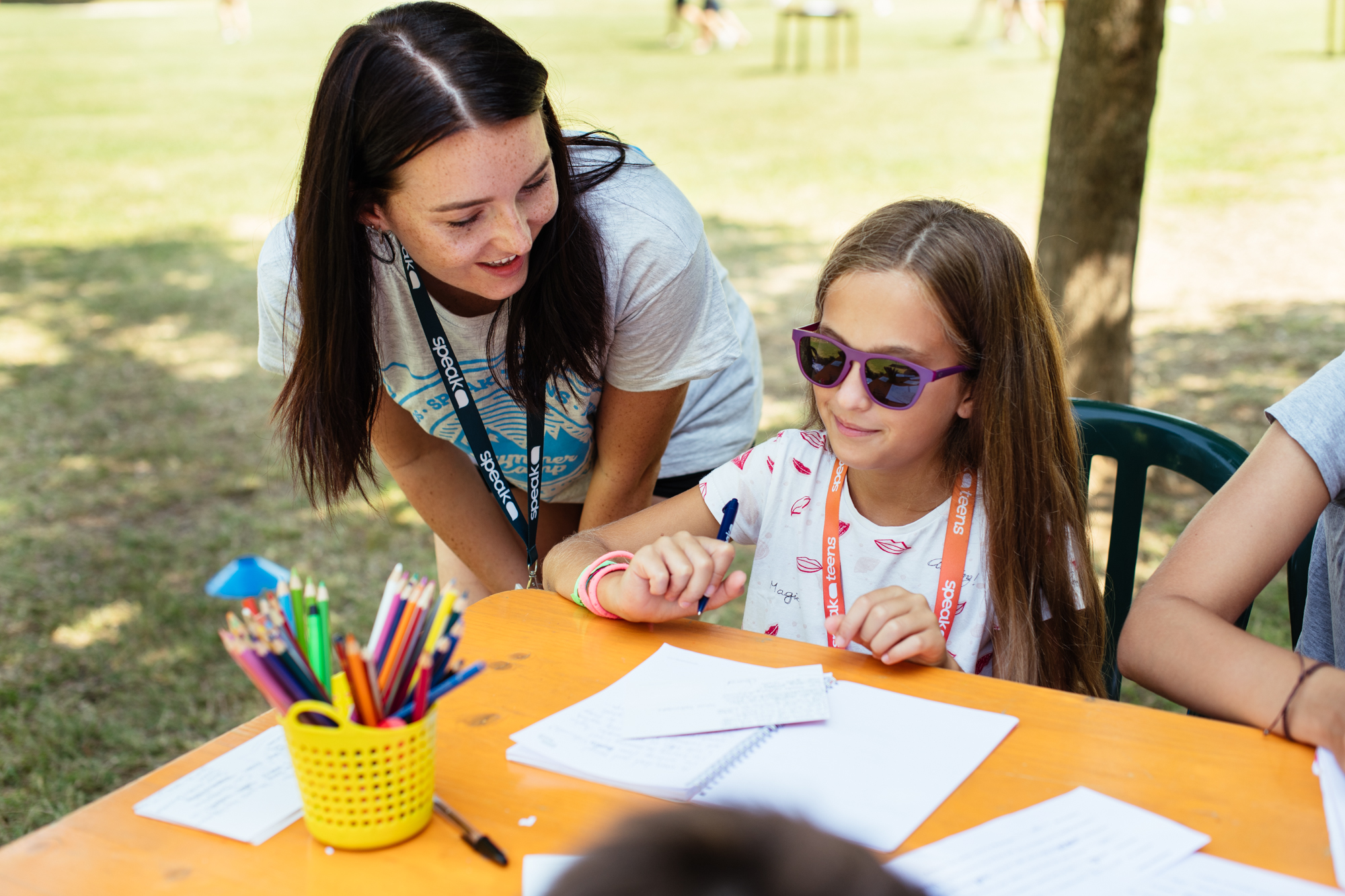Una Camp Leader con una studentessa durante un laboratorio al camp