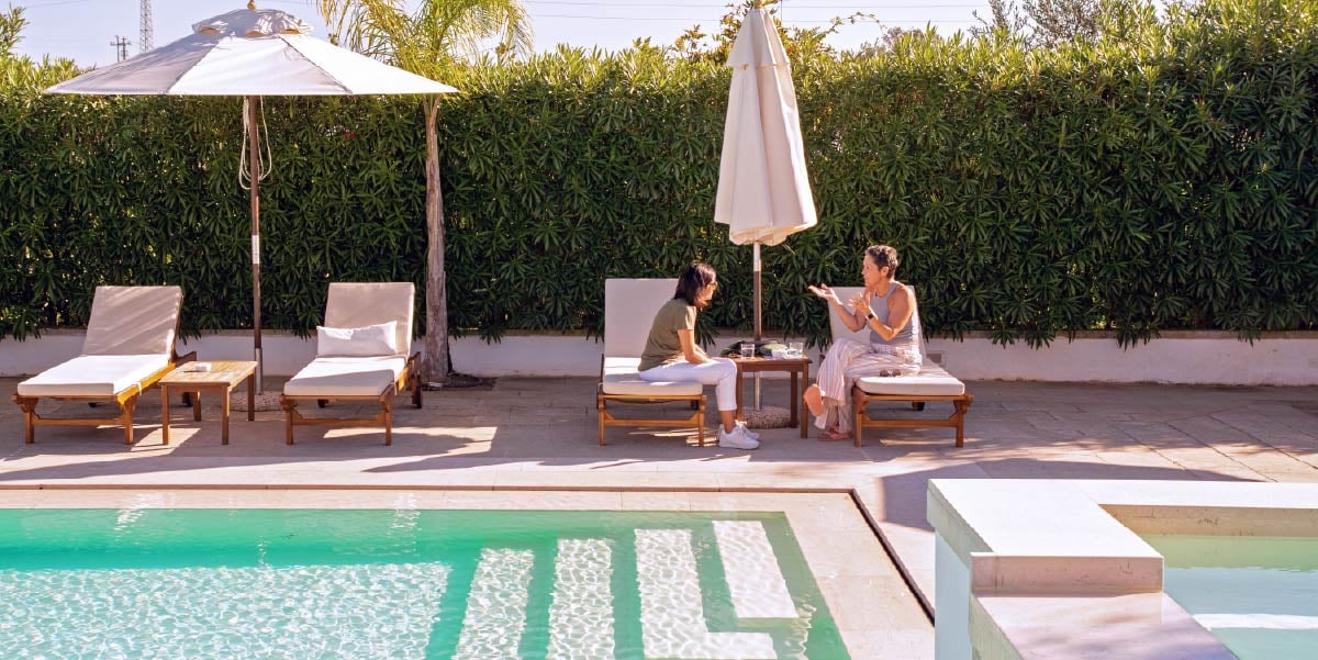 Speak poolside conversation